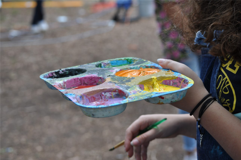  Student holding palette